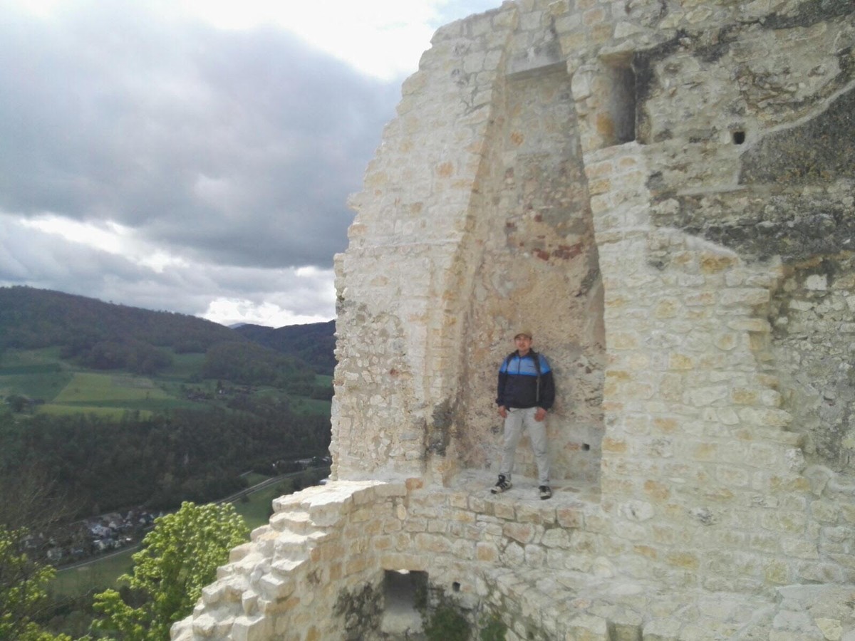 Hamid auf einem Absatz der Ruine.