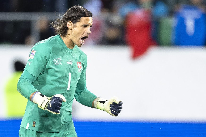 epa10210467 Switzerland&#039;s goalkeeper Yann Sommer celebrates after winning the UEFA Nations League soccer match between Switzerland and the Czech Republic in St. Gallen, Switzerland, 27 September  ...