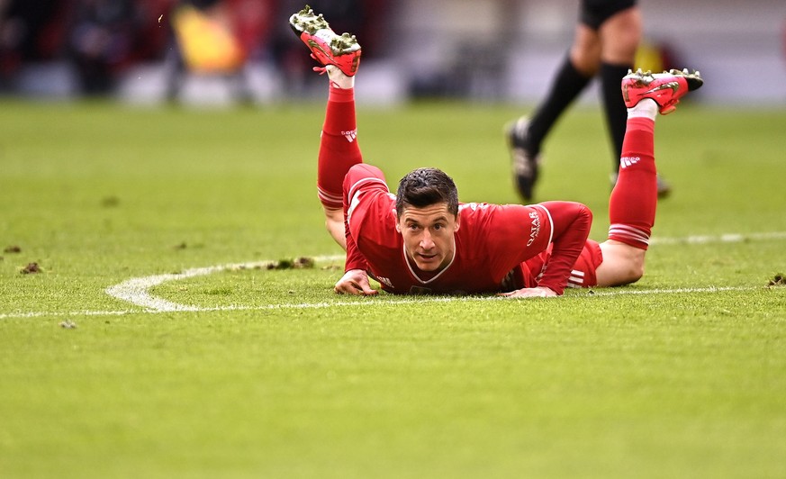 epa09086003 Bayern&#039;s Robert Lewandowski reacts during the German Bundesliga soccer match between FC Bayern Muenchen and VfB Stuttgart in Munich, Germany, 20 March 2021. EPA/LUKAS BARTH-TUTTAS / P ...