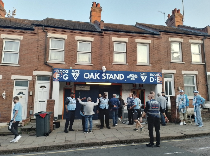 Einer der Eingänge zum Kenilworth Road Stadium in Luton, inmitten von Wohnhäusern. Einfach mondähnlich.