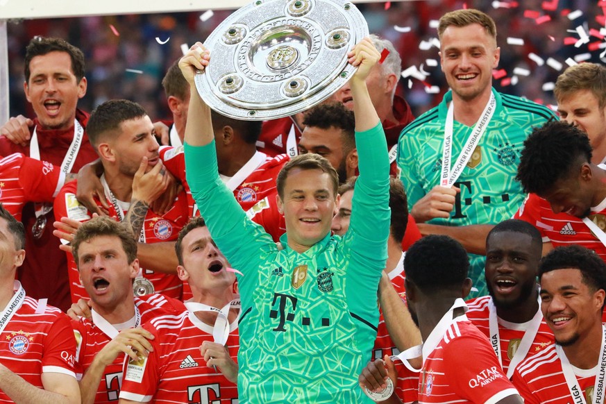 Kapitaen Manuel Neuer, mit Schale, Robert Lewandowski, 25 Thomas Mueller, 5 Benjamin Pavard, 2 Dayot Upamecano, Mannschaft FCB Meisterehrung, Ehrung, Deutscher Meister 21-22, Meisterschale, Schale und ...