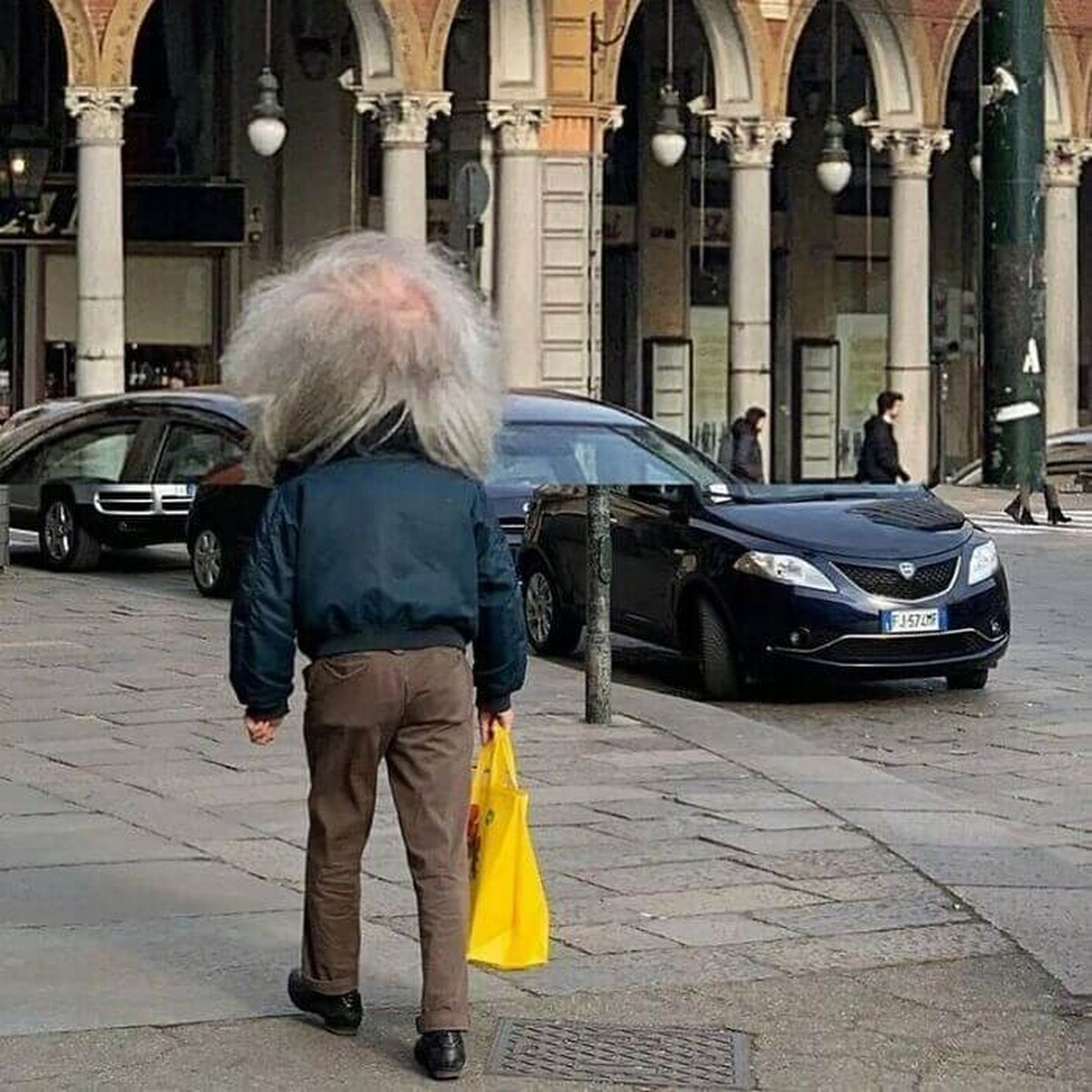 Man mit grossem Kopf. Optische Täuschung.