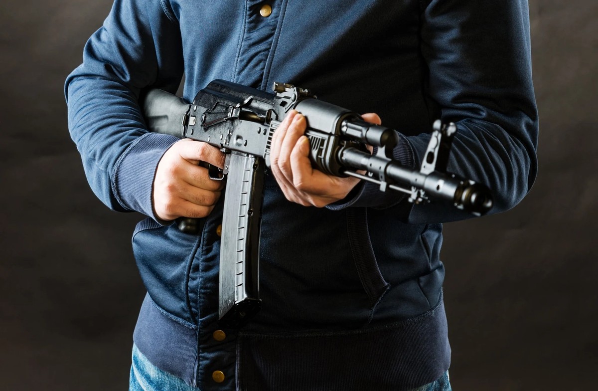 Selon certaines informations, le frère de la personne extradée aurait été assassiné, abattu avec une kalachnikov. Cela aurait été fait sur ordre de son propre chef de gang. (Image d'illustration)