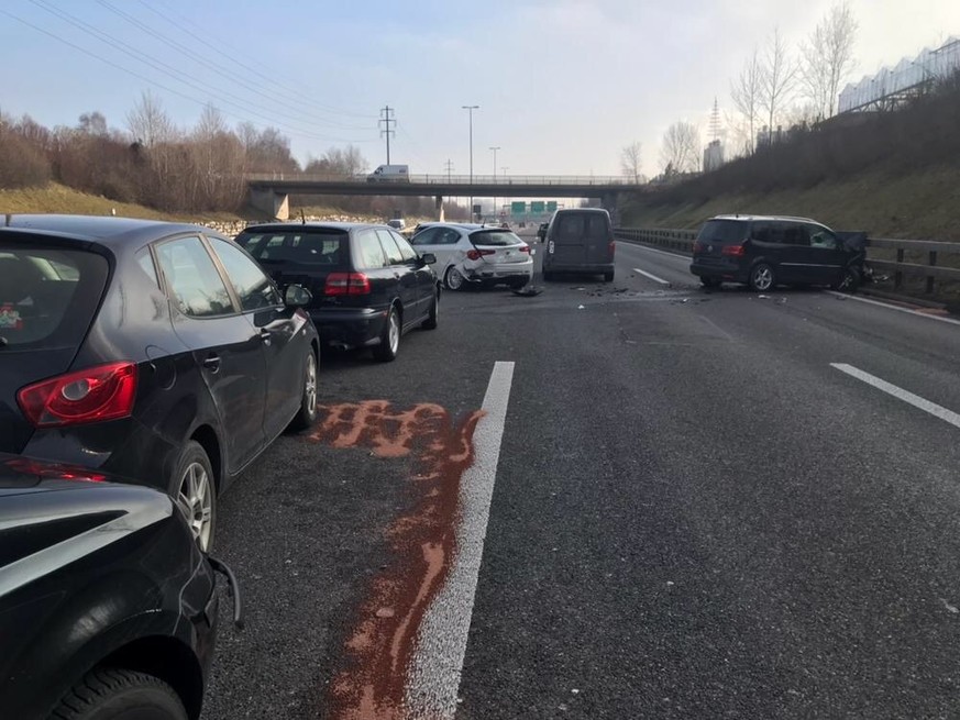 Kollision zwischen neun Fahrzeugen auf der A1.