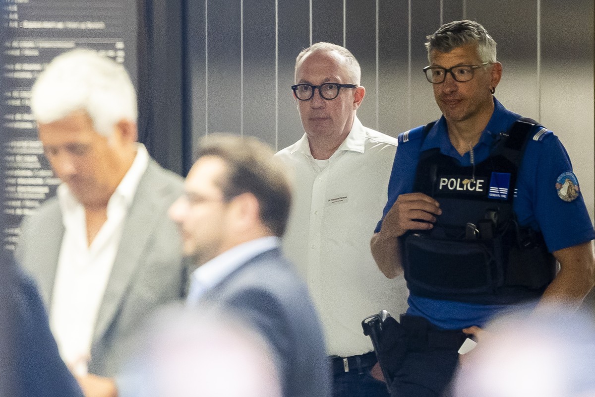epa12887561 Nicolas Feraud (C, rear), Mayor of Crans-Montana, at a hearing before the public prosecutor of the canton of Valais following the deadly fire at the 'Le Constellation' bar, in Si ...