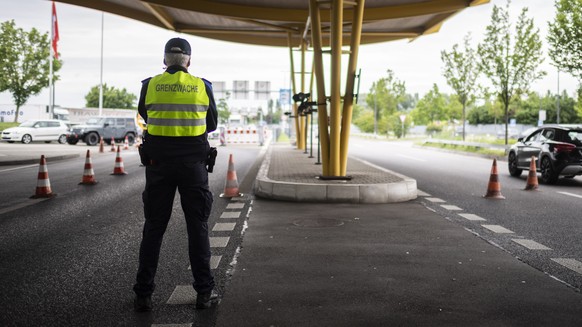 ARCHIVBILD ZUR MELDUNG, DASS DEUTSCHLAND DIE SCHWEIZ AB KOMMENDEN SAMSTAG ZU CORONA-RISIKOGEBIET ERKLAERT, AM DONNERSTAG, 22. OKTOBER 2020 - Grenzwaechter am Autobahn-Zoll, aufgenommen am Montag, 15.  ...