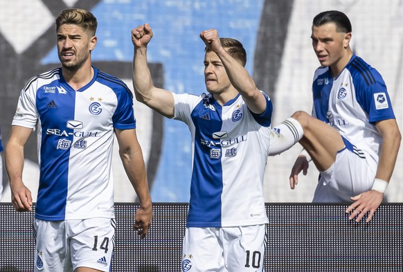 Grasshoppers Petar Pusic, Mitte, jubelt mit Teamkollegen nach seinem Tor zum 2:1 im Fussball Meisterschaftsspiel der Super League zwischen dem Grasshopper Club Zuerich und dem FC Lugano im Letzigrund  ...