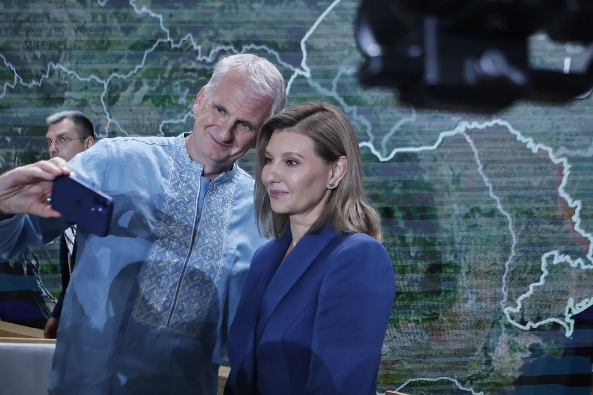 Timothy Snyder, in einem traditionellen ukrainischen Wyschywanka-Hemd, trifft in Kiew Olena Selenska, die Frau des Präsidenten Selenski.