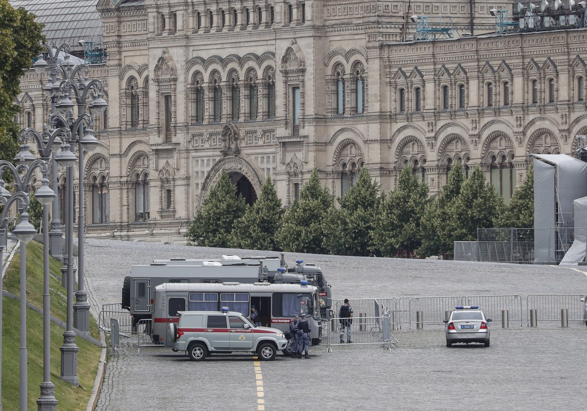 epaselect epa10709043 Russian policemen guard the Red Square in Moscow, Russia, 24 June 2023. Counter-terrorism measures were enforced in Moscow and other Russian regions after private military compan ...