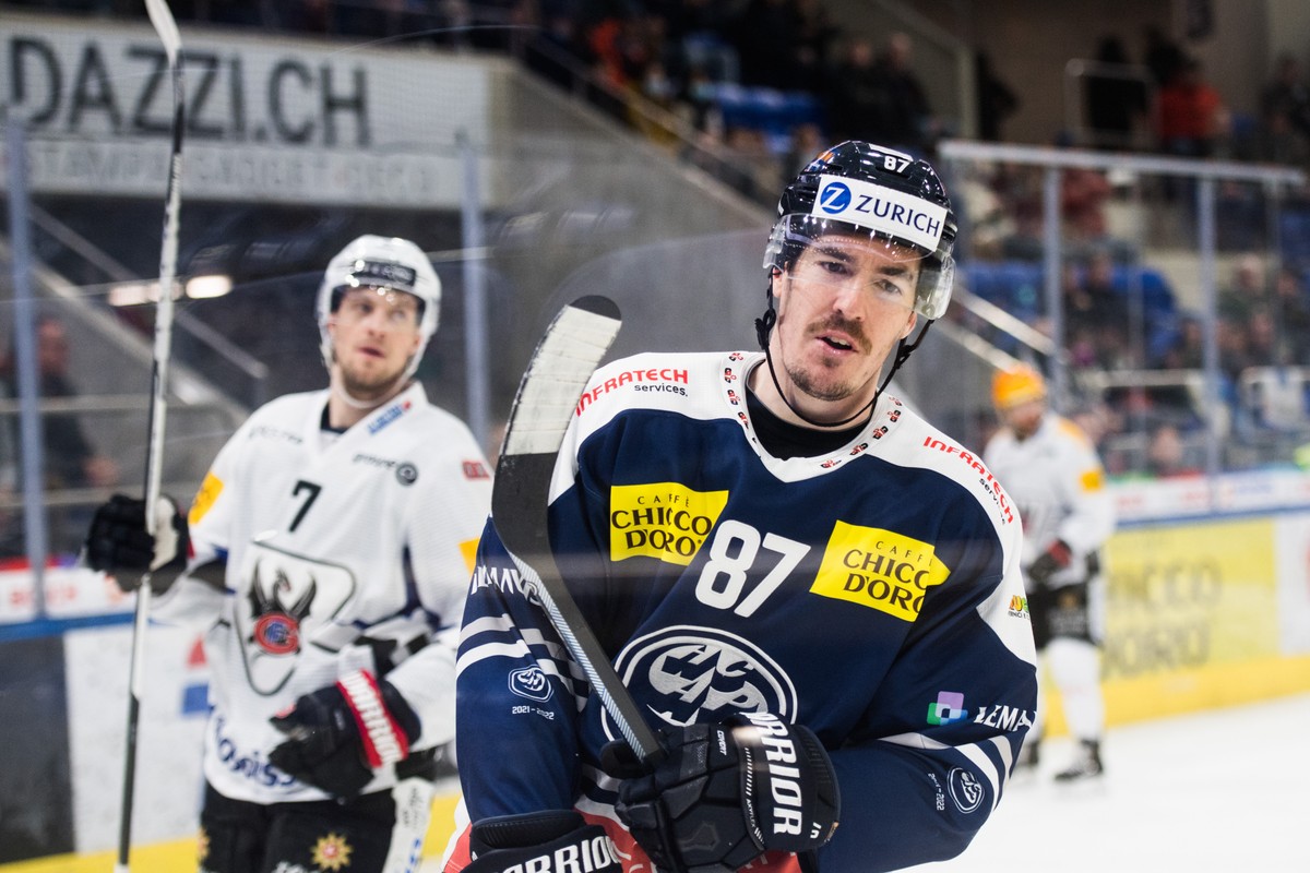Ambri's player Dario Buergler, during the preliminary round game of National League 2021/22 between HC Ambri Piotta against HC Fribourg-Gotteron at the Gottardo Arena in Ambri, Tuesday, March 8,  ...