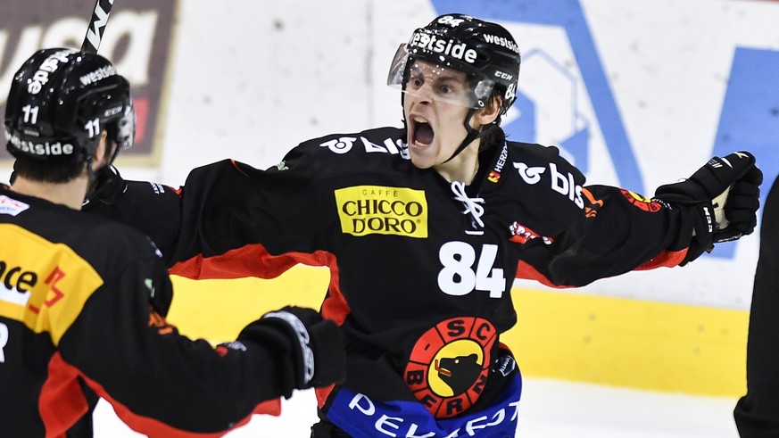 Berns Andre Heim, rechts, und Alain Berger feiern den Treffer zum 1:1 im Eishockey Meisterschaftsspiel der National League zwischen dem SC Bern und Lausanne HC, am Freitag, 21. September 2017, in der  ...