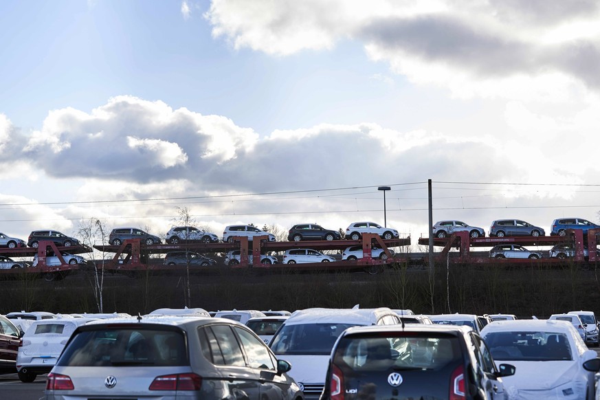 epa06181026 (FILE) - A train transports new Volkswagen (VW) cars from the Volkswagen plant in Wolfsburg, Germany, 05 January 2017 (re-issued 03 September 2017). German Chancellor Angela Merkel is sche ...