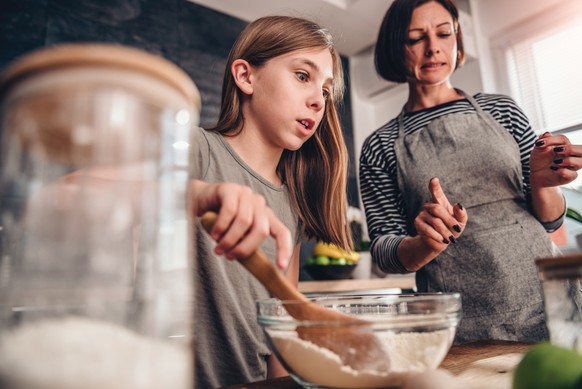 Mutter und Tochter backen