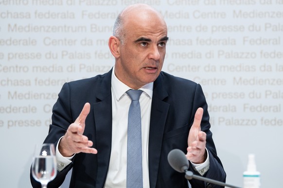 Bundesrat Alain Berset spricht an einer Medienkonferenz zu Covid 19 Massnahmen, am Freitag, 17. Dezember 2021, in Bern. (KEYSTONE/Peter Schneider)