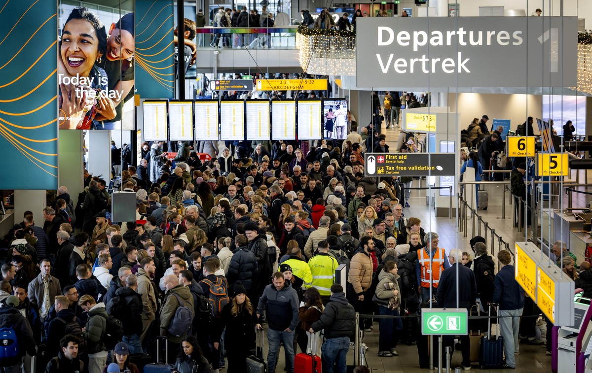 epa12621650 Travelers at Schiphol Airport, Netherlands, 02 January 2026. The airport is warning travelers of delays and cancellations due to winter weather and strong winds. EPA/KOEN VAN WEEL
