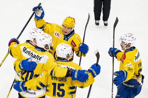 Joie des joueurs de Davos apres le troisieme but marque par Michael Fora (HCD) lors du match du championnat suisse de hockey sur glace de National League entre HC Ajoie, et HC Davos le samedi 12 octob ...