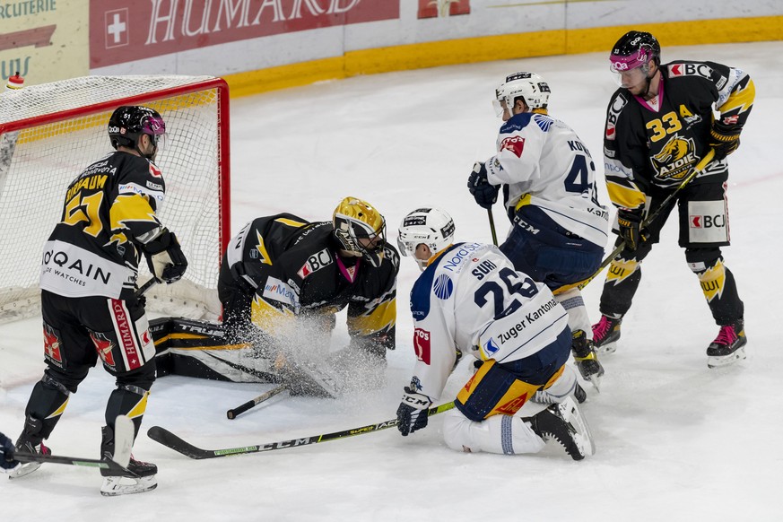 Ajoies Torhueter Tim Wolf, zweiter von links, gegen Zugs Reto Suri, dritter von links, beim Eishockey-Qualifikationsspiel der National League zwischen dem HC Ajoie und dem EV Zug in der Raiffeisen Are ...