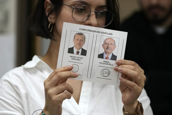 An election representative shows a ballot with a vote for the Turkish CHP party leader and Nation Alliance's presidential candidate Kemal Kilicdaroglu, at a polling station in Istanbul, Turkey, S ...