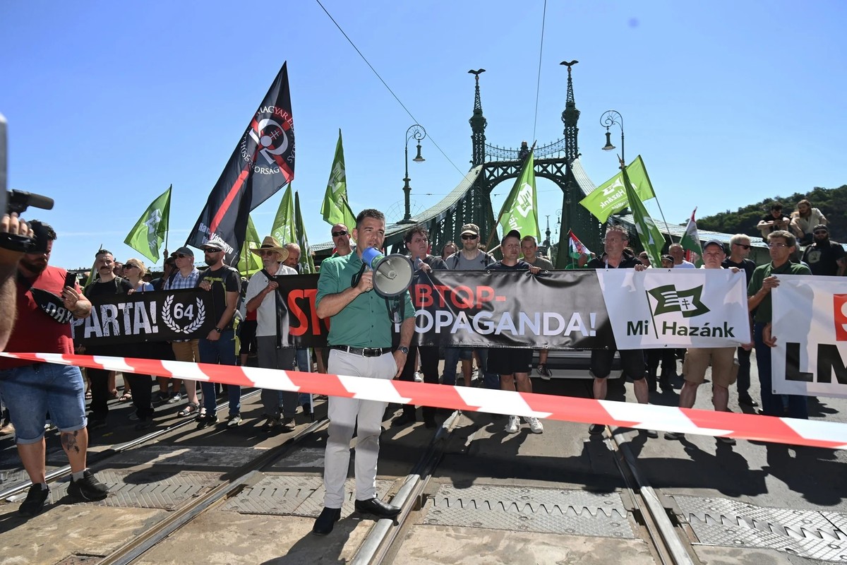 Contre l'UE, les LGBT et les migrants: Elod Novak, vice-président de Mi Hazank, s'adresse ici à des manifestants qui tentent de bloquer un défilé de la Pride, à Budapest. (le 28 juin 2025)