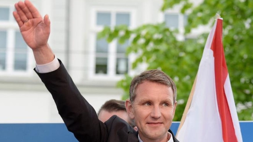 Eklat bei Wahlsendung: AfD-Kandidatin Weidel hat Nase voll und läuft aus dem Studio
Grundi72, Björn Höcke ist eine Neonazi mit Anzug und Krawatte. Höcke im Originalton:

&quot;Ich weise euch einen l ...