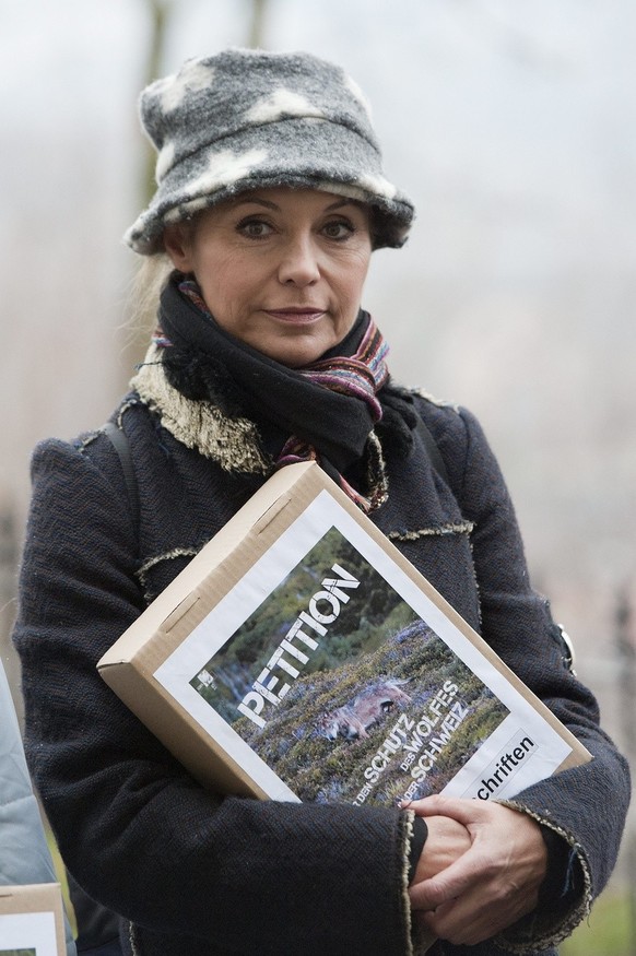 Lolita Morena, Delegierte des Schweizer Tierschutzes, und die Gruppe Wolf Schweiz reichen die Petition &quot;Fuer den Schutz des Wolfs in der Schweiz&quot; mit 25&#039;000 Unterschriften ein, am Mittw ...
