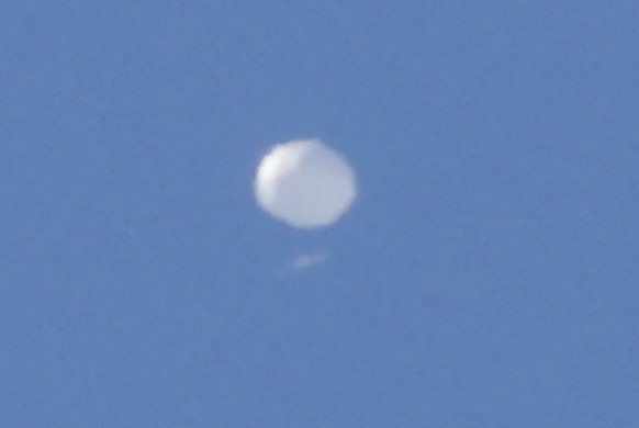 epa10447609 A high-altitude balloon, which the US government has stated is Chinese, is seen as it continues its multi-day path across the Northern United States in Charlotte, North Carolina, USA, 04 F ...