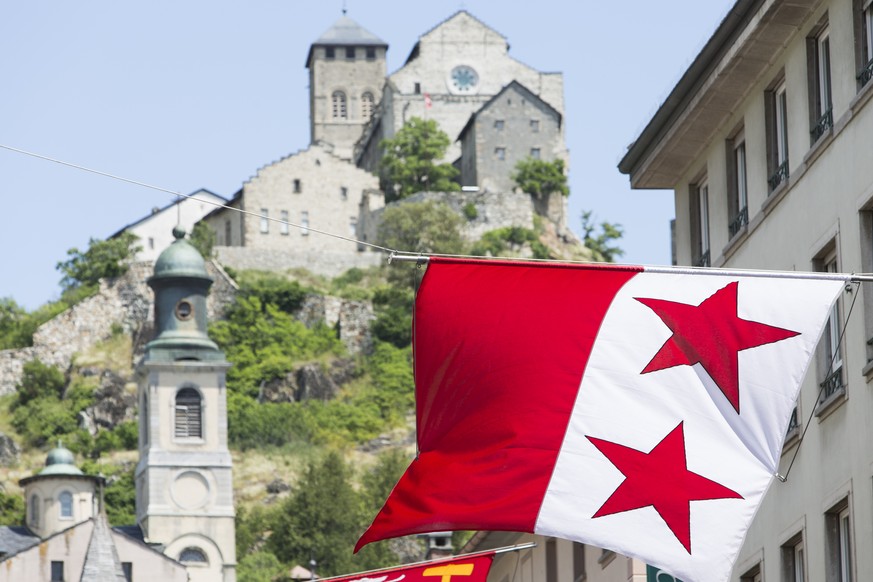 Vue de la ville de Sion sur le chateau Valere avec le drapeau de la ville de Sion pendant les FC Sion fans devant l&#039;ecran geant en regardant le match de football de la Finale de la Coupe de Suiss ...