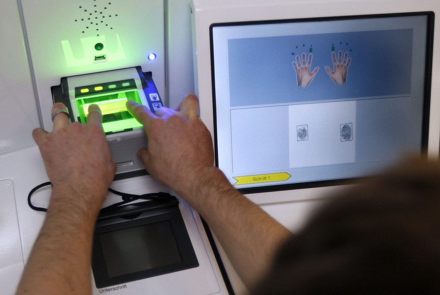 ZUM THEMA BIOMETRIEDATENERFASSUNG AN DER SOMMERSESSION 2017 STELLEN WIR IHNEN FOLGENDES BILDMATERIAL ZUR VERFUEGUNG  Ab 1. Maerz 2010 kann der neue biometrische Pass in Luzern ausgestellt werden, wie ...