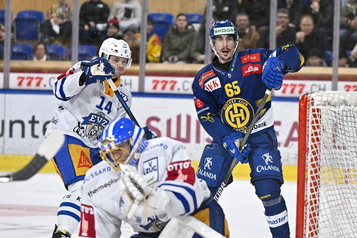 Der Zuger Livio Stadler (EVZ) gegen den Davoser Marc Wieser (HCD), v.l., beim vierten Eishockey Playoff Viertelfinalspiel der National League zwischen dem HC Davos und dem EV Zug, am Donnerstag, 20. M ...