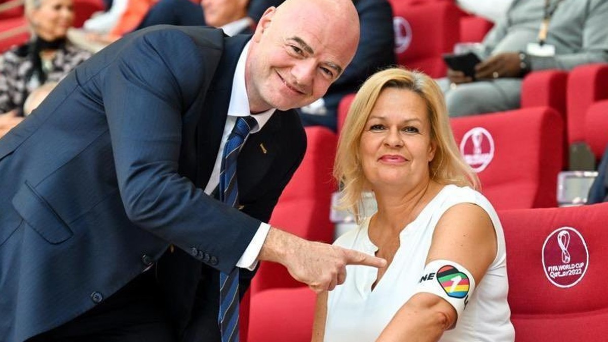 Gianni Infantino mit Nancy Faeser und der One-Love-Binde.