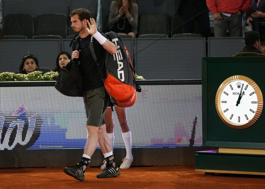 1 Uhr ist schon vorbei, als Andy Murray den Platz betritt.