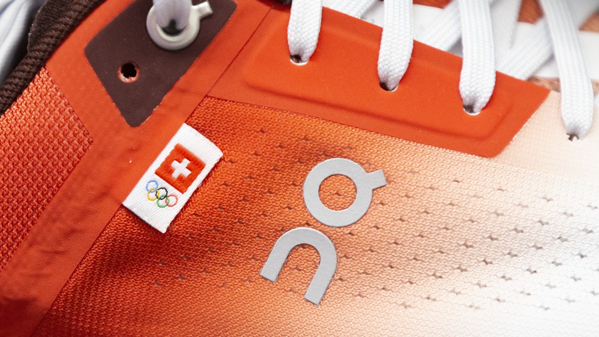 Schuhe des Sportartikelherstellers On, stehen in einem Regal, waehrend der Kleiderabgabe von Swiss Olympic im Distributionszentrum Dosenbach-Ochsner Sport in Luterbach, am Dienstag, 6. Juli 2021 in Lu ...