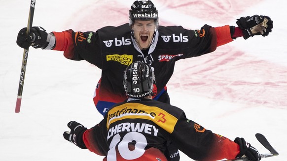 Berns Gaetan Haas, oben, jubelt nach seinem Tor (2-0) mit Berns Tristan Scherwey, beim Eishockey Meisterschaftsspiel der National League zwischen dem SC Bern und den ZSC Lions, in der Postfinance Aren ...