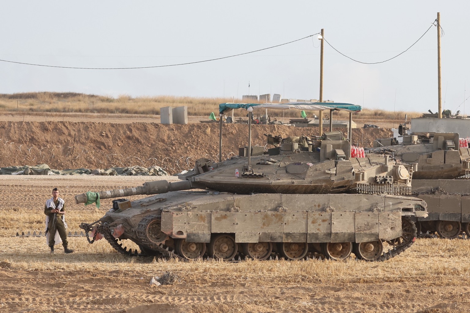 epa12115718 An Israeli soldier prays near a tank near the border with the Gaza Strip, southern Israel, 19 May 2025. The Israeli Defense Force has announced the launch of broad operations on Gaza Strip ...