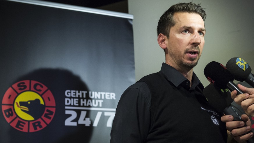 Lars Leuenberger, neuer Trainer vom SC Bern, gibt den Journalisten Interviews waehrend einer Medienkonferenz des SC Bern in der PostFinance Arena in Bern am Mittwoch, 18. November 2015. Guy Boucher is ...