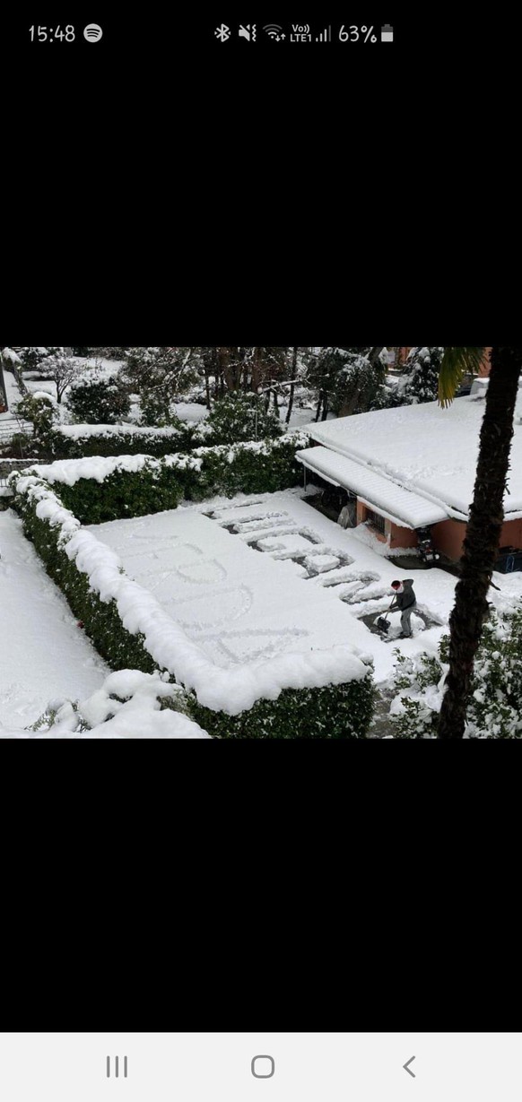 Das Tessin versinkt im Schnee\nSchneeschaufeln im Tessin ЁЯША