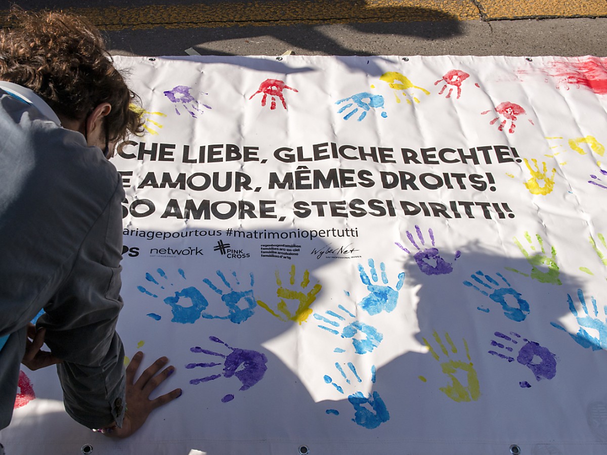 "Gleiche Liebe, gleiche Rechte": Aktion f�r die Ehe f�r gleichgeschlechtliche Paare in Bern. (Archivbild)
