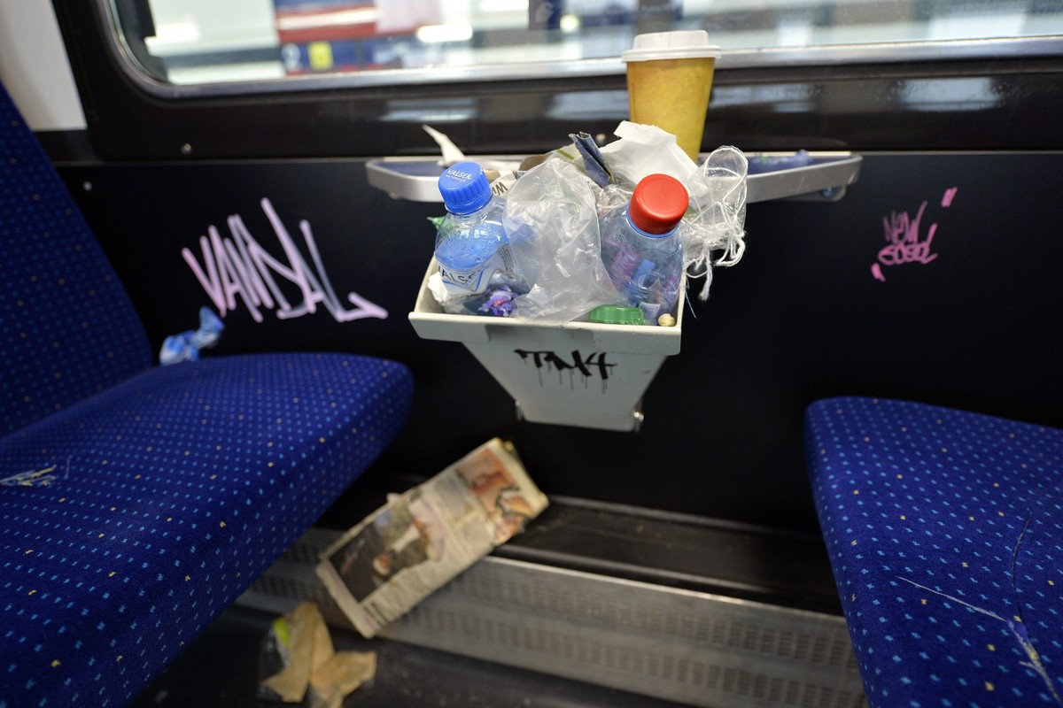 Des dechets et un wagon vandaliser photographie, lors de la visite du nouveau train ecole et decouverte des CFF et ici le sujet le vandalisme et a quoi ressemble un train apres un match de football, c ...