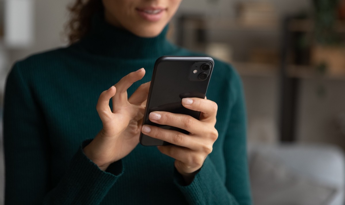 Frau mit Smartphone (Symbolbild)