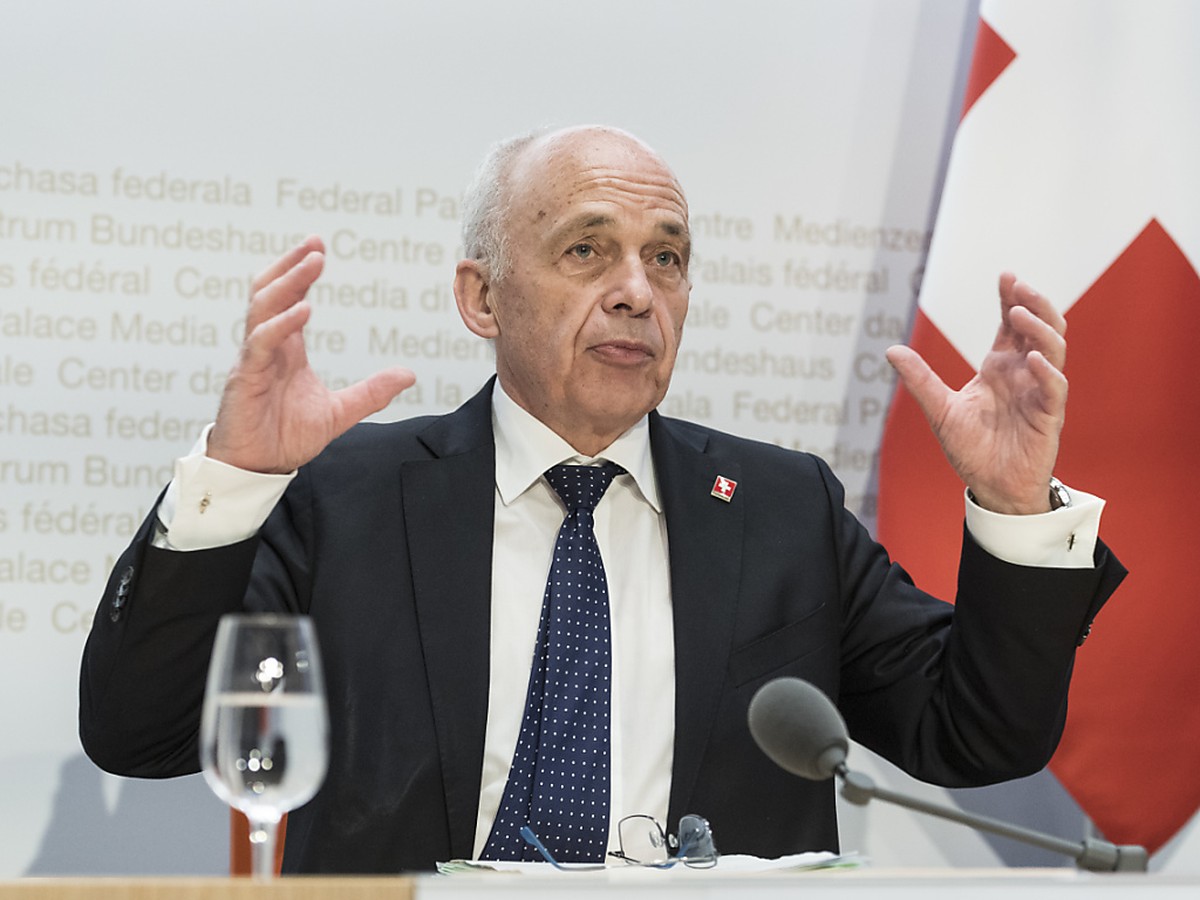 Der Bundesrat stockt die Wirtschaftshilfe im Zusammenhang mit der Coronavirus-Pandemie um 20 Milliarden Franken auf. Nun will er auch bei Missbrauch genauer hinschauen. Finanzminister Ueli Maurer hatt ...
