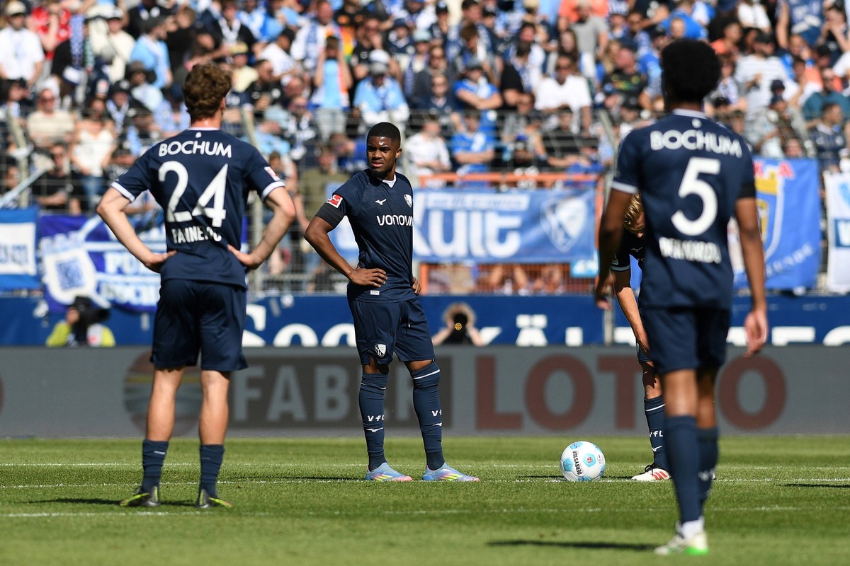Mats Pannewig VfL Bochum, Myron Boadu VfL Bochum und Bernardo VfL Bochum enttaeuscht waehrend des Spiels der 1. Bundesliga zwischen VfL Bochum 1848 und 1. FSV Mainz 05, Vonovia Ruhrstadion am 10. May  ...