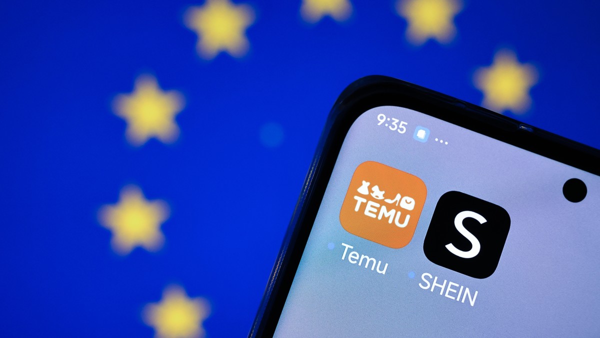 epa12999835 (FILE) - (ILLUSTRATION) - The icon of the Temu e-commerce app (L) is displayed on a smartphone against a screen with the European Union (EU) flag (rear), in Berlin, Germany, 07 February 20 ...