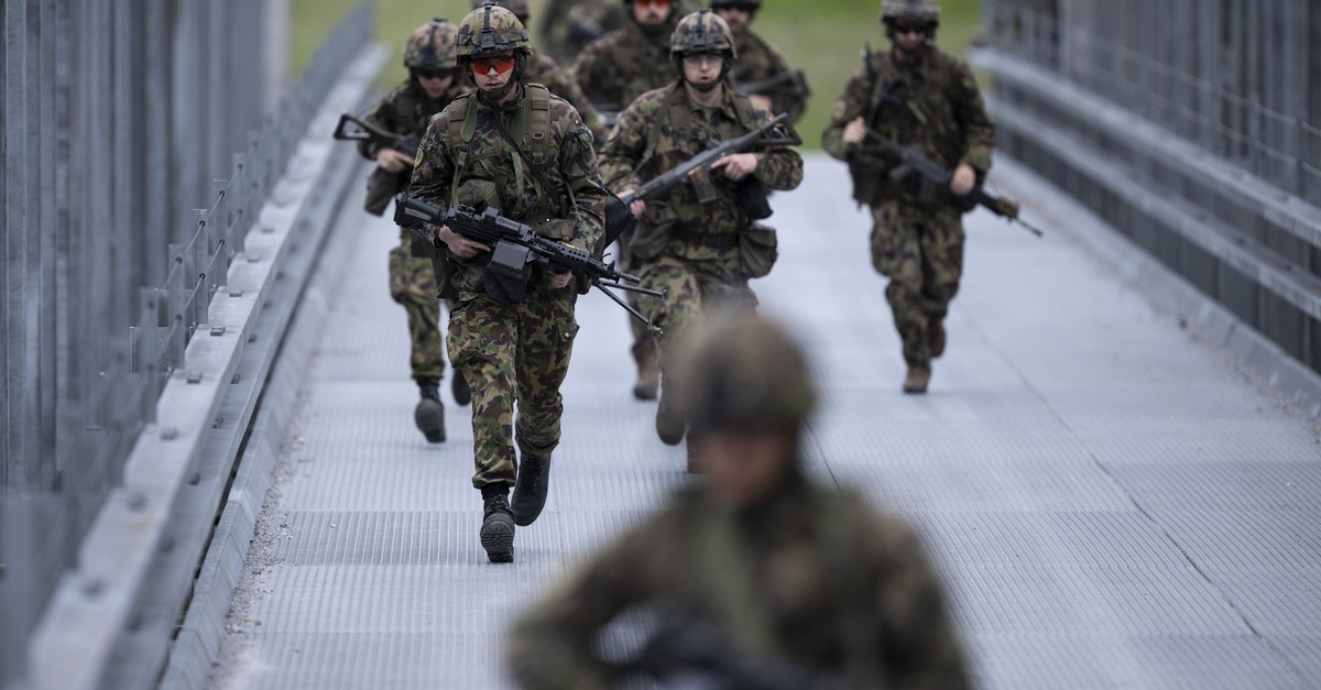 Bei-Truppen-bung-fliessen-hundert-Liter-l-in-den-Zugersee