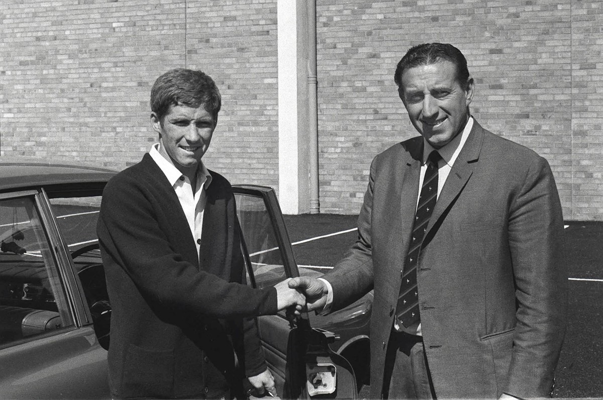 Bildnummer: 07683715 Datum: 12.11.1966 Copyright: imago/Colorsport
Manager, Harry Catterick welcomes Alan Ball (Everton) to his new club on his first day. Arsenal v Everton; 12/11/1966; Goodison Park ...