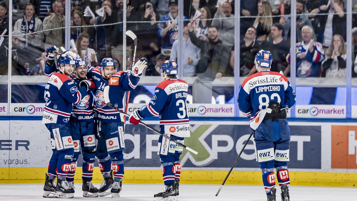 Dean Kukan (ZSC), Yannick Zehnder (ZSC), Chris Baltisberger (ZSC), Rudolfs Balcers (ZSC) und Juho Lammikko (ZSC), von links, bejubeln den Treffer zum 3:0 im vierten Playoff Finalspiel der Eishockey Na ...