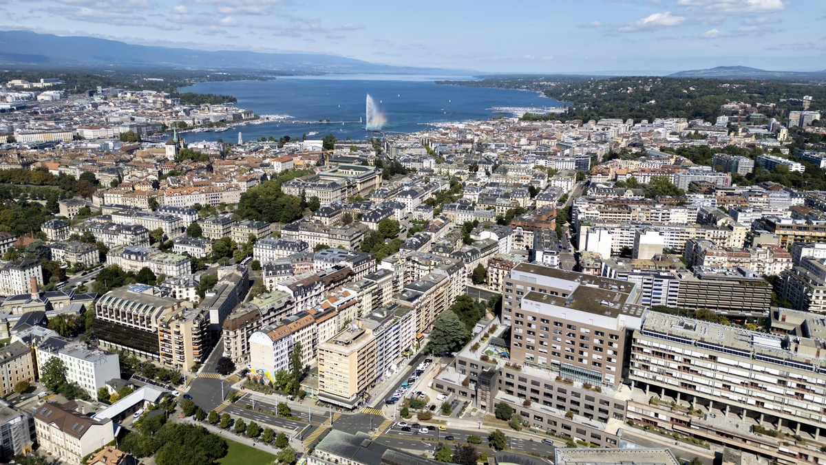 Vue aerienne des immeubles d'habitations de la ville de Geneve autour de la rade, du jet d'eau et du lac Leman, ce mardi 10 septembre 2024 a Geneve. (KEYSTONE/Salvatore Di Nolfi)