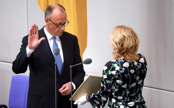 epaselect epa12078069 German Chancellor Friedrich Merz (L) takes the oath as he is sworn in by German Parliament President Julia Kloeckner (R) at the Bundestag in Berlin, Germany, 06 May 2025. The new ...