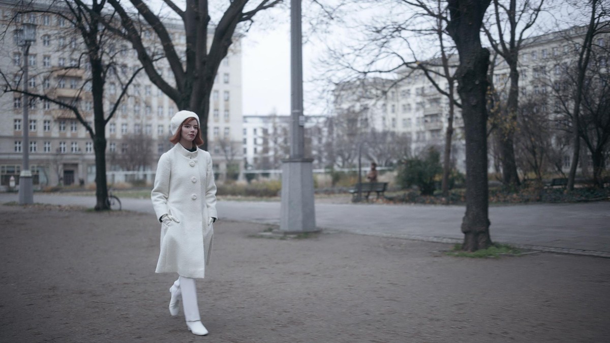 THE QUEEN'S GAMBIT (L to R) ANYA TAYLOR-JOY as BETH HARMON in episode 107 of THE QUEEN'S GAMBIT Cr. COURTESY OF NETFLIX © 2020