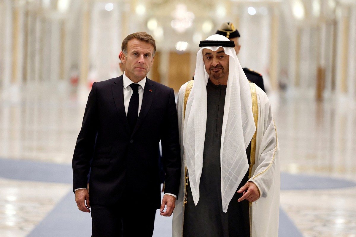 epa13315595 UAE President Sheikh Mohamed bin Zayed Al Nahyan (R) welcomes French President Emmanuel Macron ahead of their meeting at Qasr Al Watan presidential palace in Abu Dhabi, United Arab Emirate ...