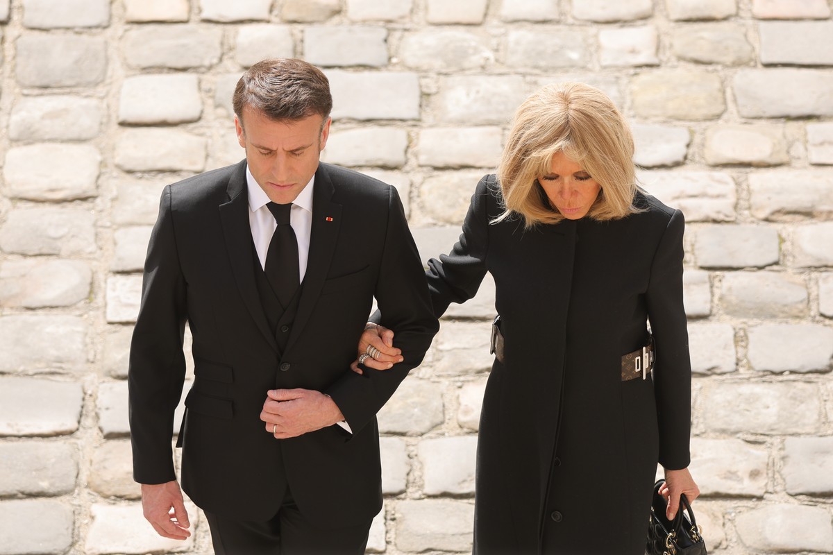 epa11231106 France's President Emmanuel Macron (L) and his wife Brigitte Macron (R) follow the coffin at the end of the ceremony to pay tribute to Philippe De Gaulle, son of general Charles De Ga ...